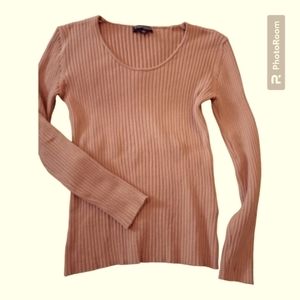 Chadwick's rib knit long sleeve scoop neck top.